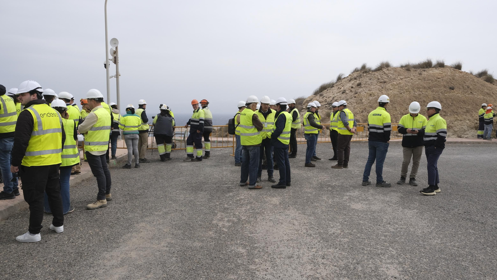 El derribo de la Torre Litoral de Endesa en Carboneras, en imágenes