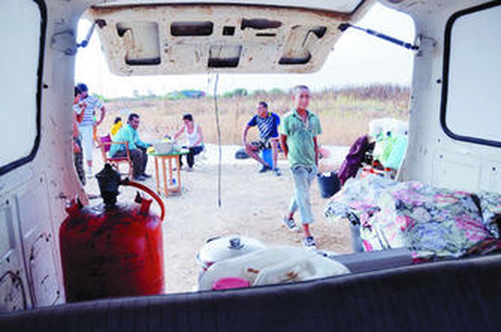 Un grupo de los chabolistas, ayer, en los terrenos que el Puerto tiene en el Copero.