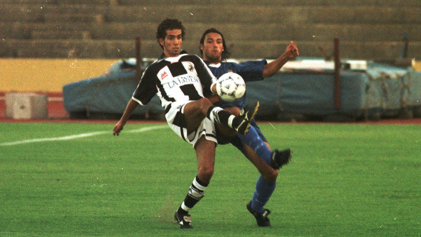 Dani López Ramos pugna por un balón con Adri en el último Balona-Xerez CD.