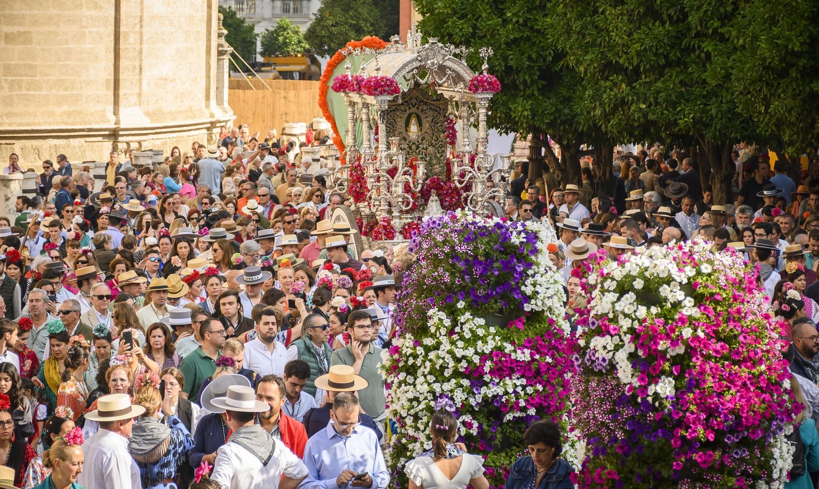 La Hermandad del Rocío de Sevilla por la Plaza del Triunfo.