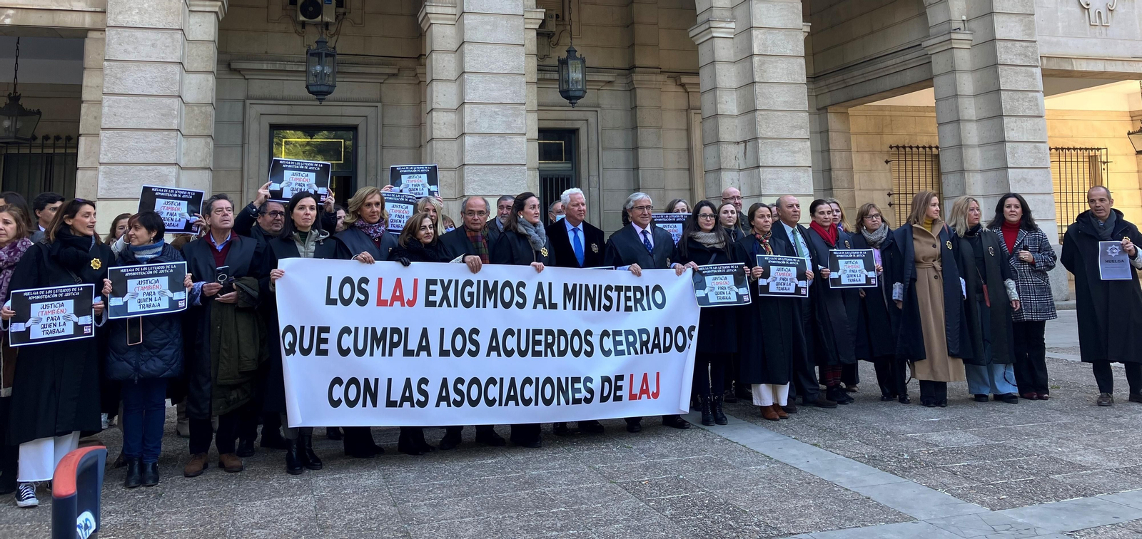 Los letrados de la Administración de Justicia (LAJ), durante una de sus protestas ante la Audiencia de Sevilla.