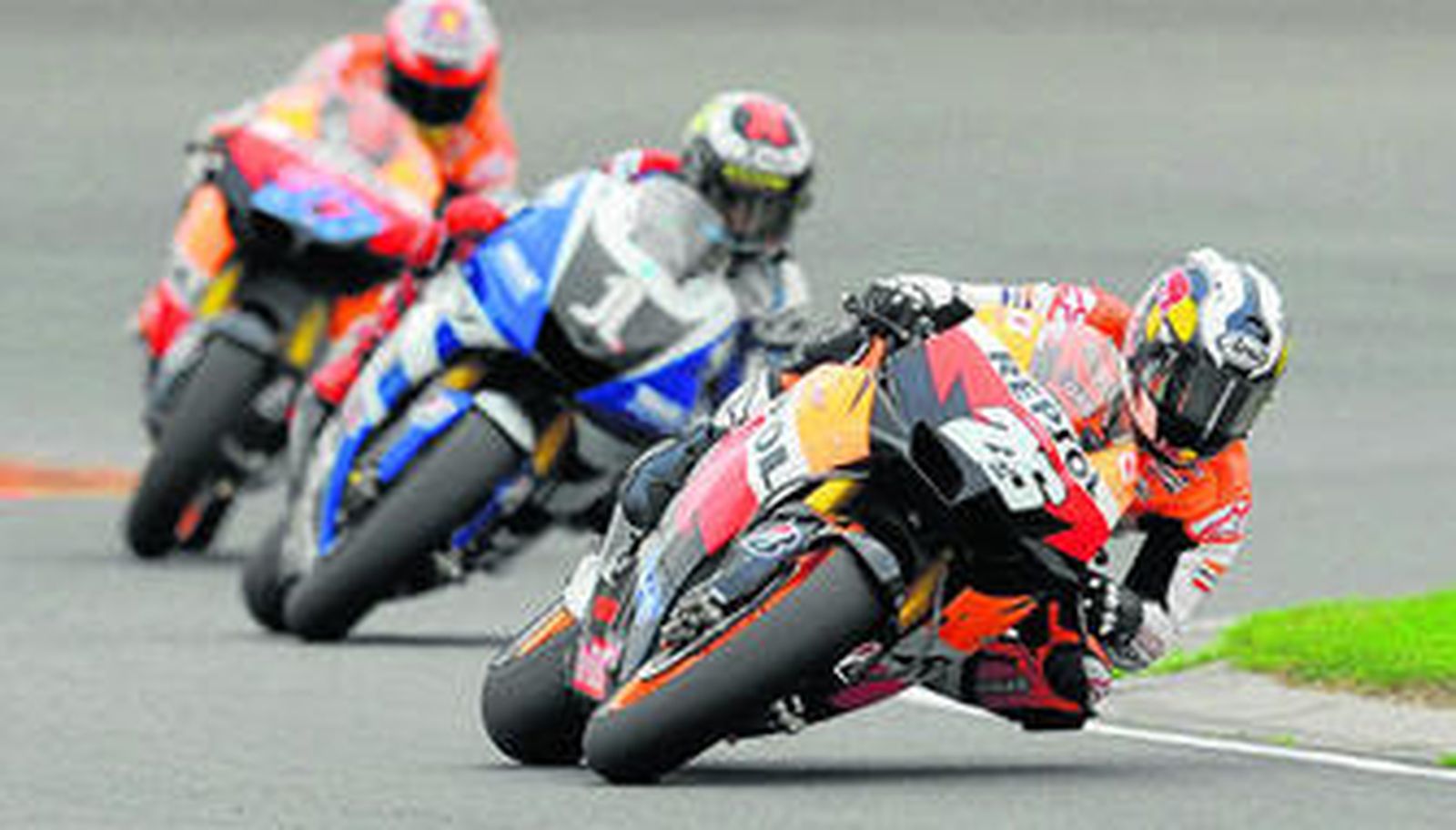 Dani Pedrosa traza una de las últimas curvas del circuito, seguido por Jorge Lorenzo y Casey Stoner.