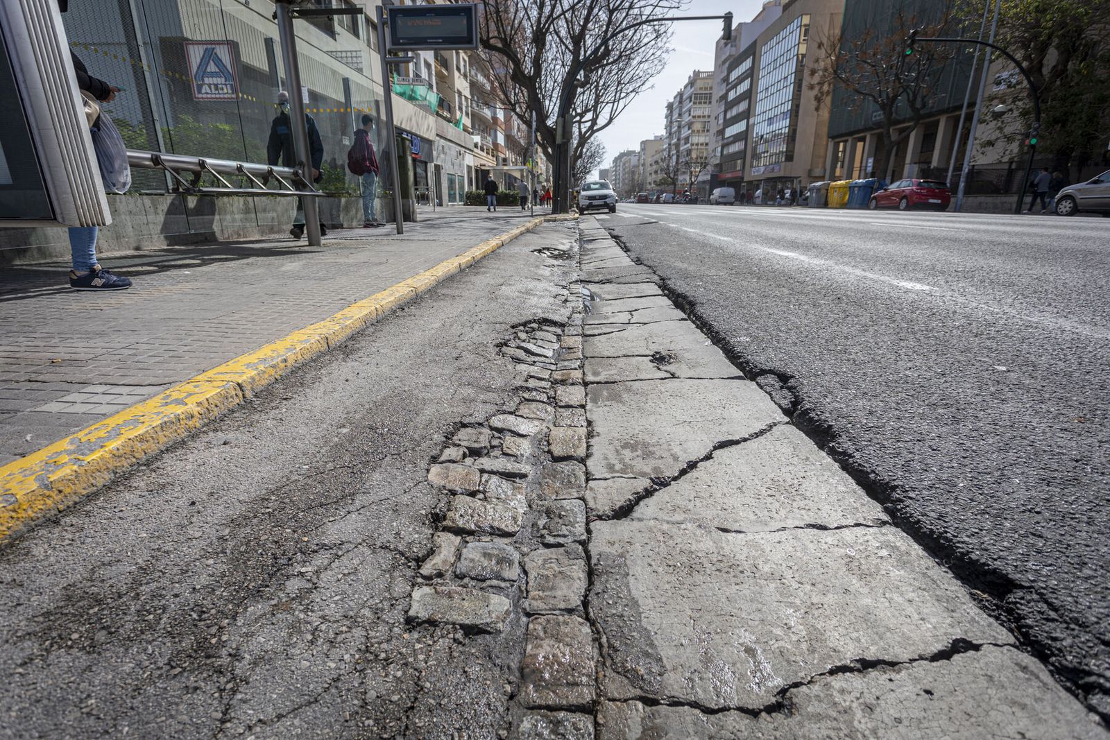 La parada junto a la antigua Subdelegación, donde se forman grandes charcos cuando llueve.