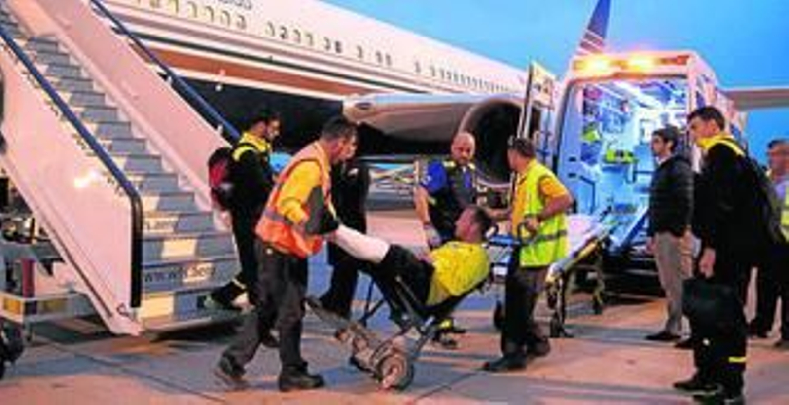 Krohn-Dehli es bajado del avión en el aeropuerto de San Pablo para ser trasladado al hospital.