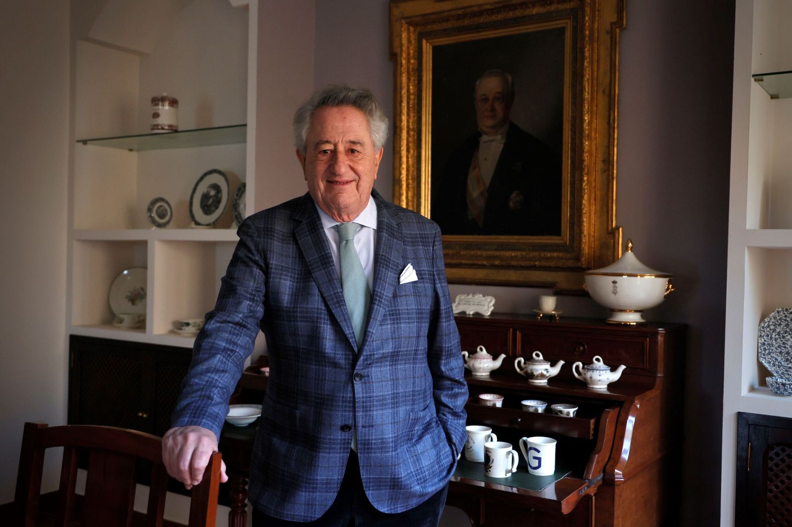 Javier Targhetta, nuevo propietario de La Cartuja Pickman, frente al cuadro del fundador, Charles Pickman