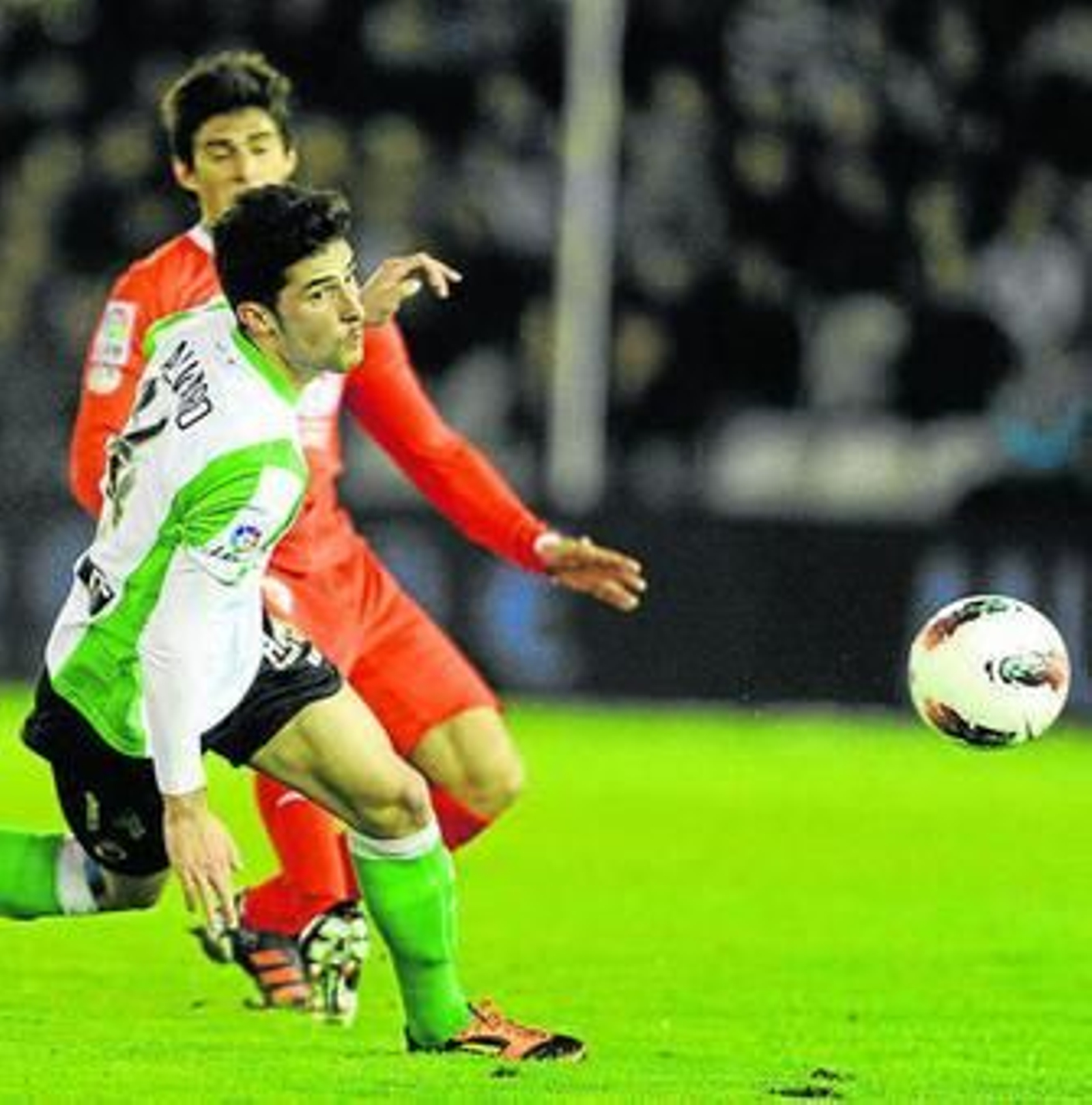 Álvaro observa el balón ante la presencia de Perotti.