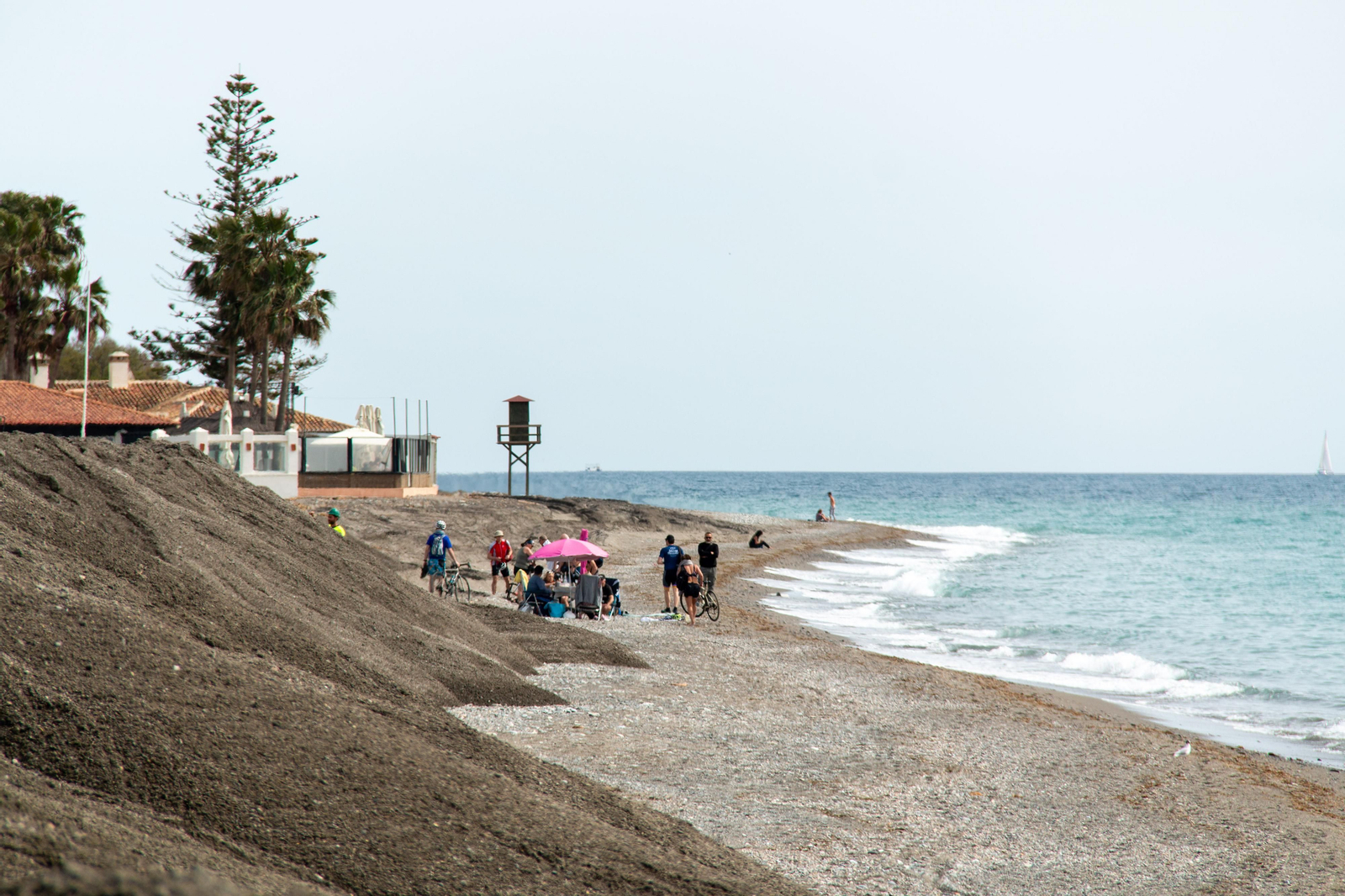 Así ha comenzado el arreglo de Playa Granada de cara a la Semana Santa