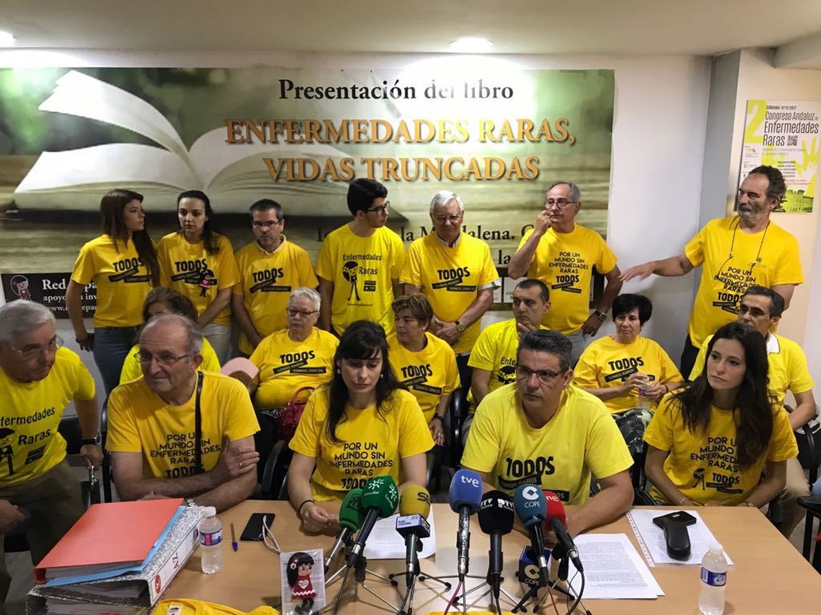 Rosa García del Rosal, en el centro, durante la rueda de prensa.