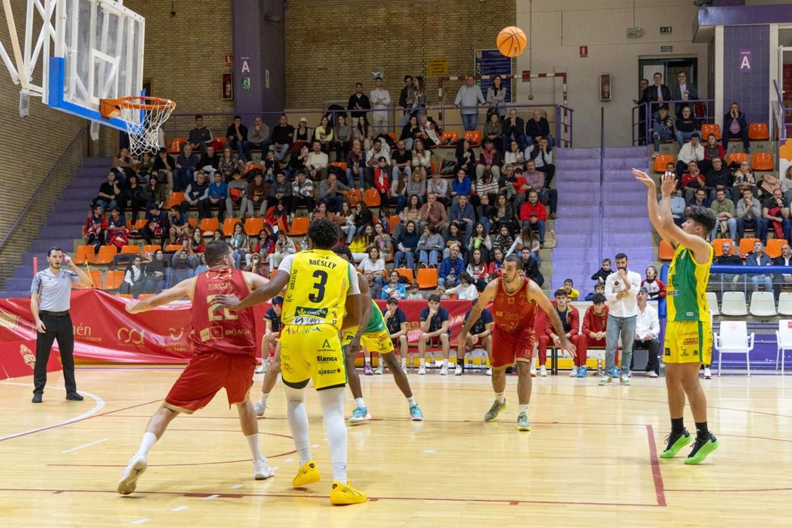 La Salobreja vibra con el derbi de la capital entre Jaén CB y Jaén FS, en imágenes