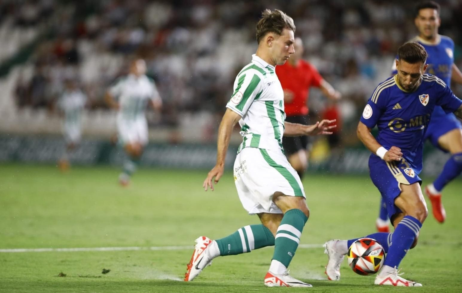 Álvaro Vázquez es presionado por Varela.