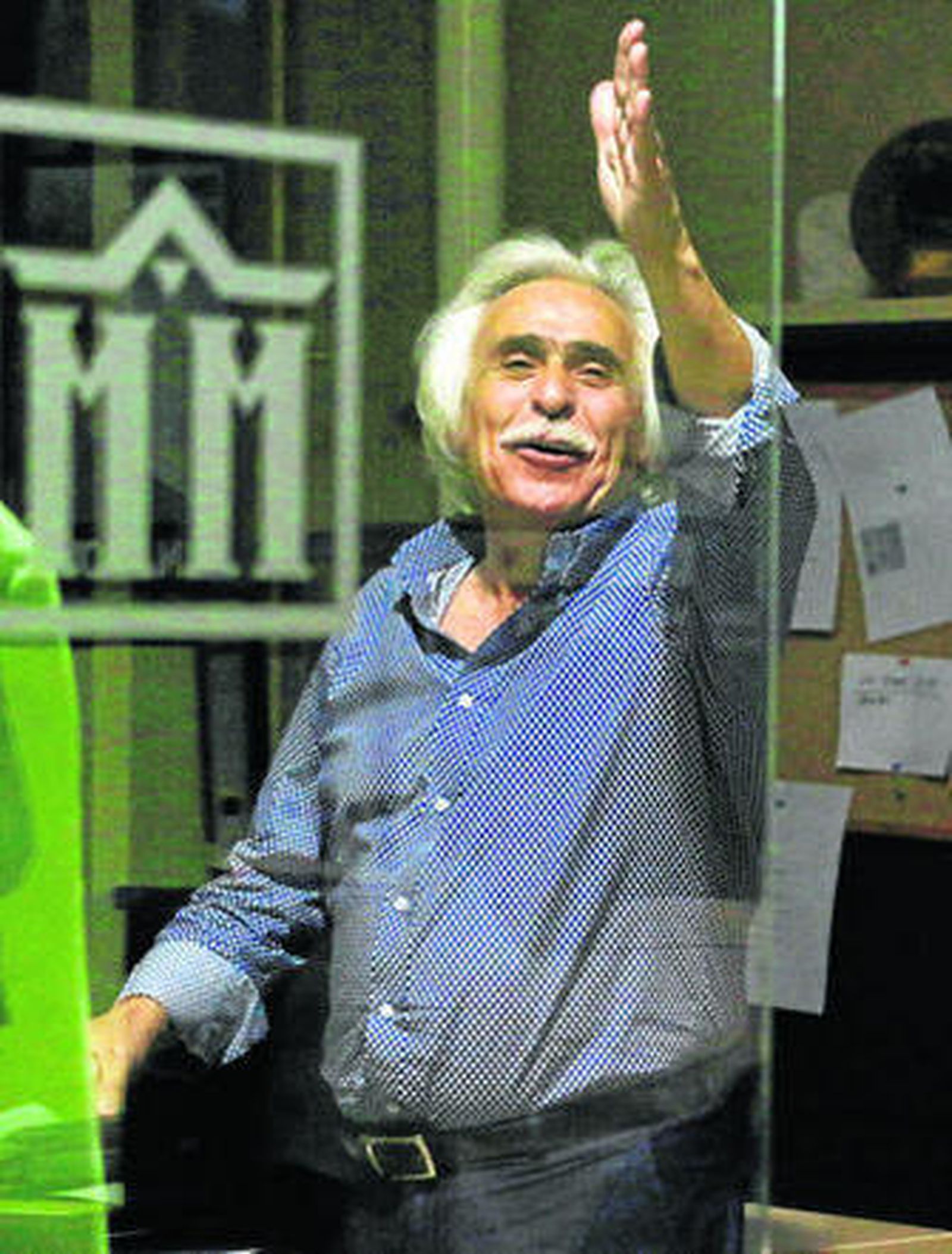 Rafael Gómez saluda desde el interior de sus oficinas.