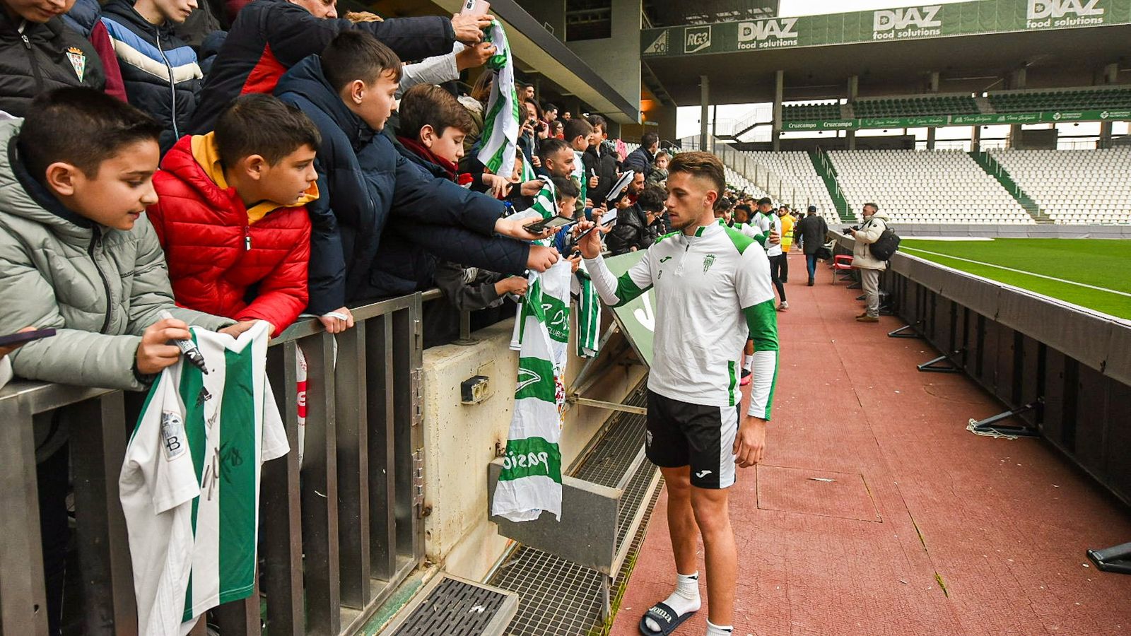 Isma Ruiz firma autógrafos a varios aficionados.