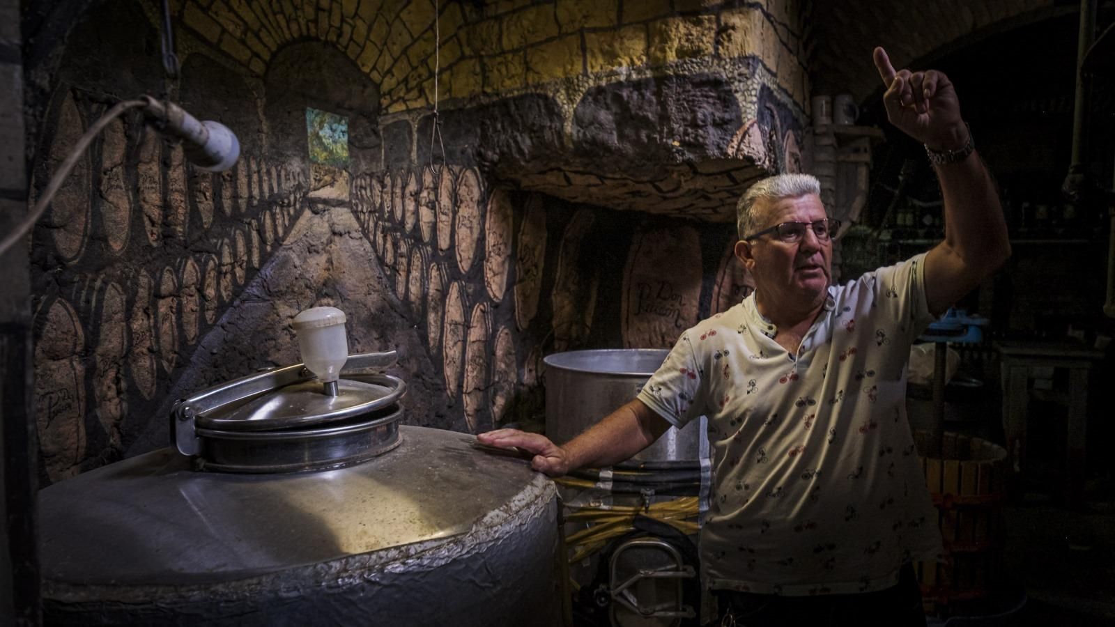 Pedro en su bodega, uno de los tesoros que guarda la finca.