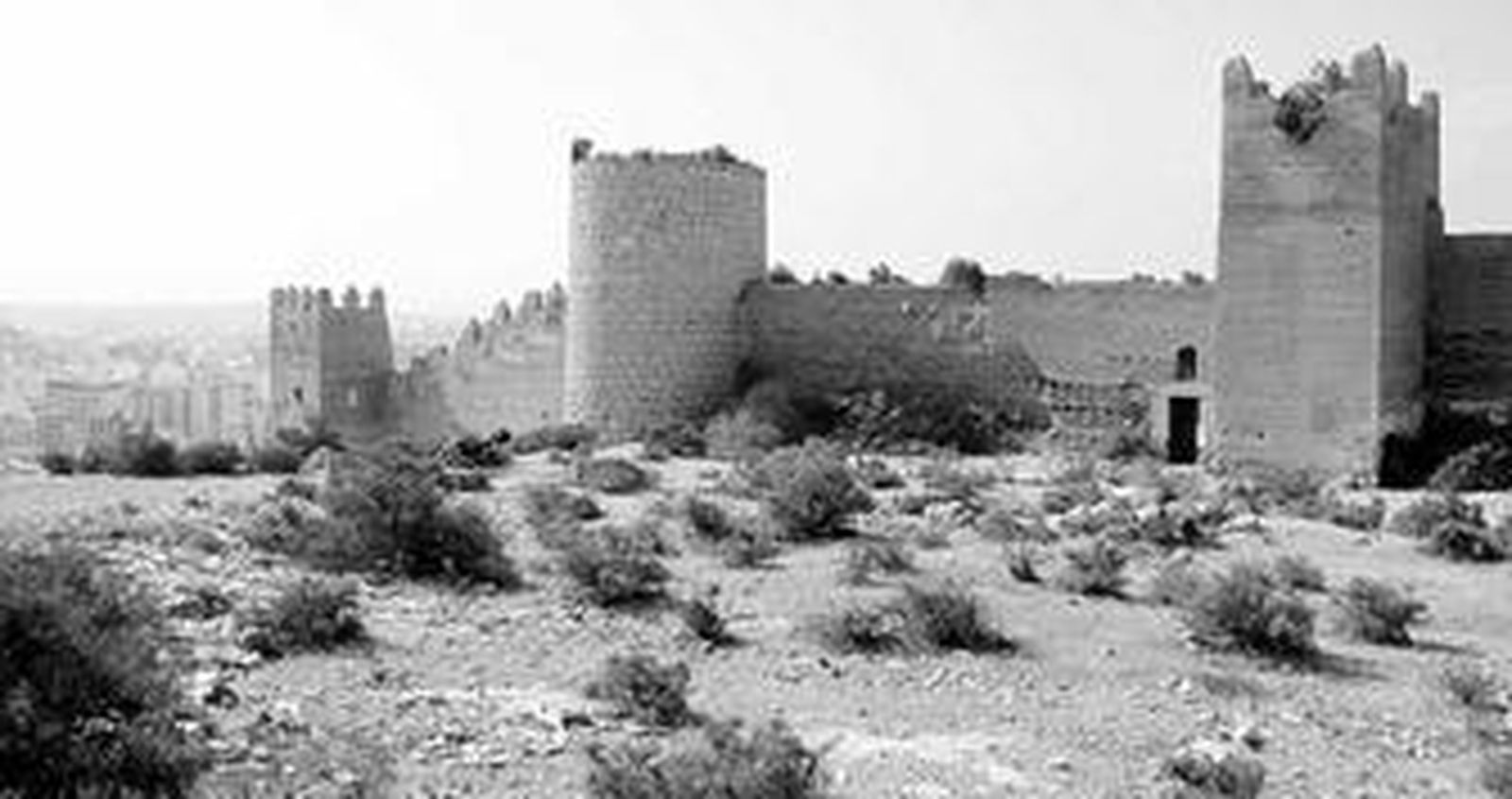 Una de las torres de vigilancia de las murallas de la ciudad, en estado de ruina.