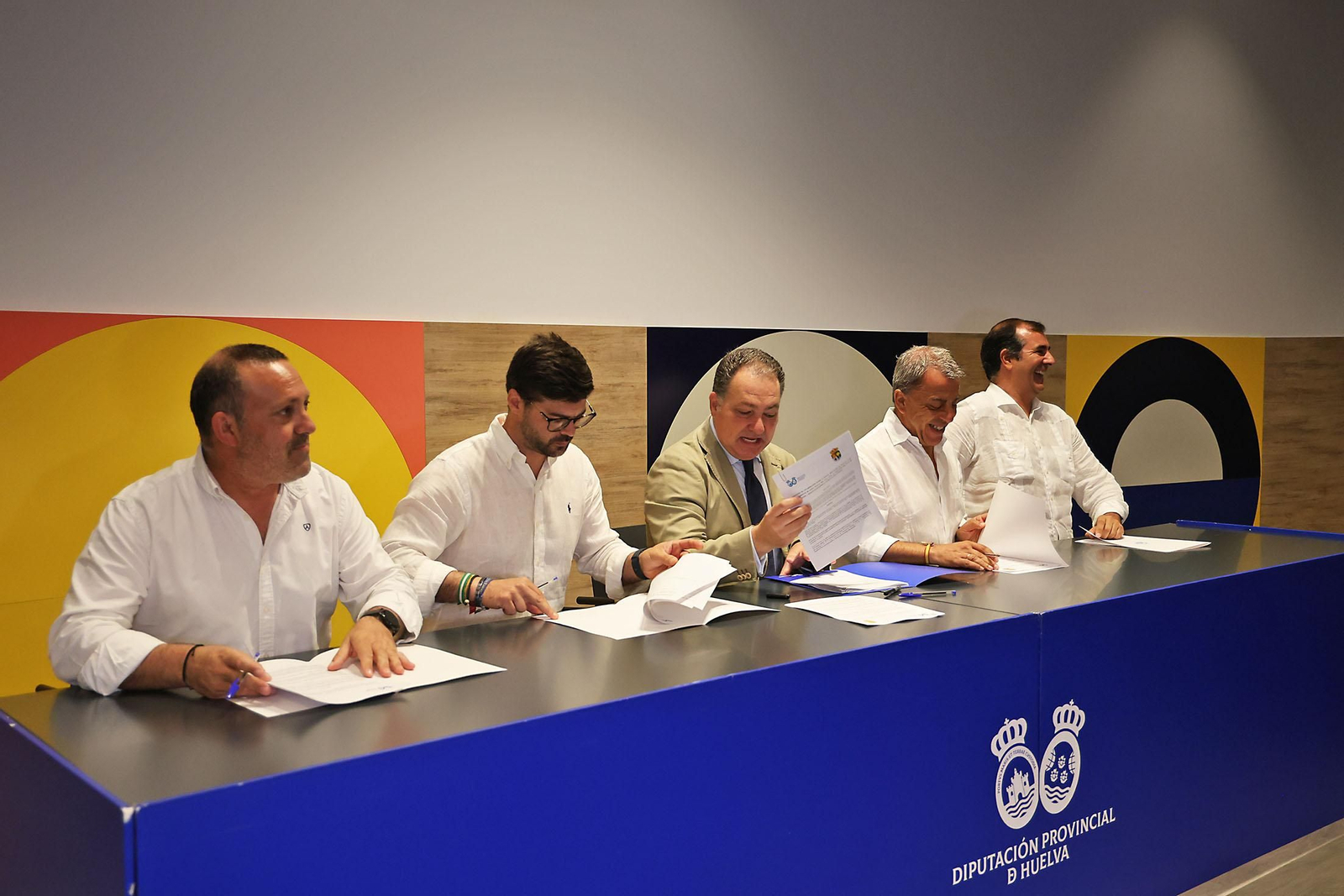 Imágenes de la firma con alcaldes de 34 municipios los convenios del programa 'Tu Diputación Invierte'