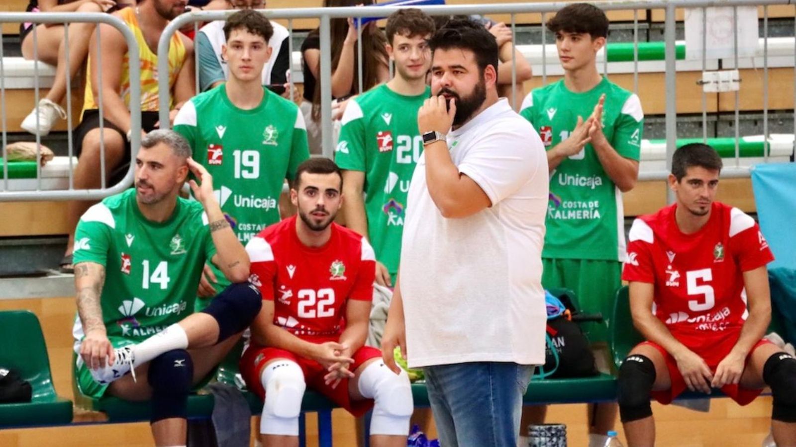 El entrenador Pablo Ruiz y, en segundo plano, el líbero almeriense Álex Moya.