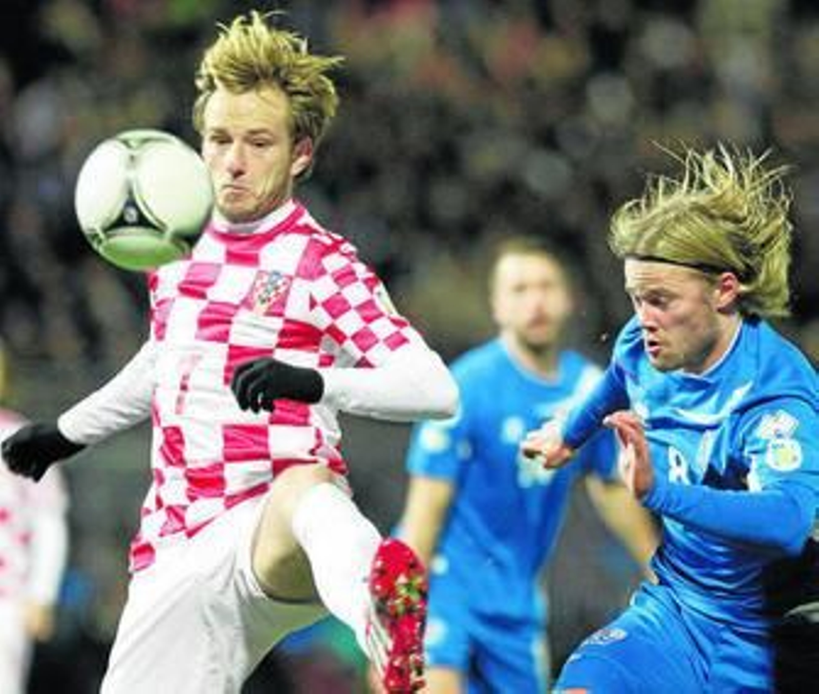 Ivan Rakitic controla el balón ante el islandés Bjarnason en la repesca del Mundial.