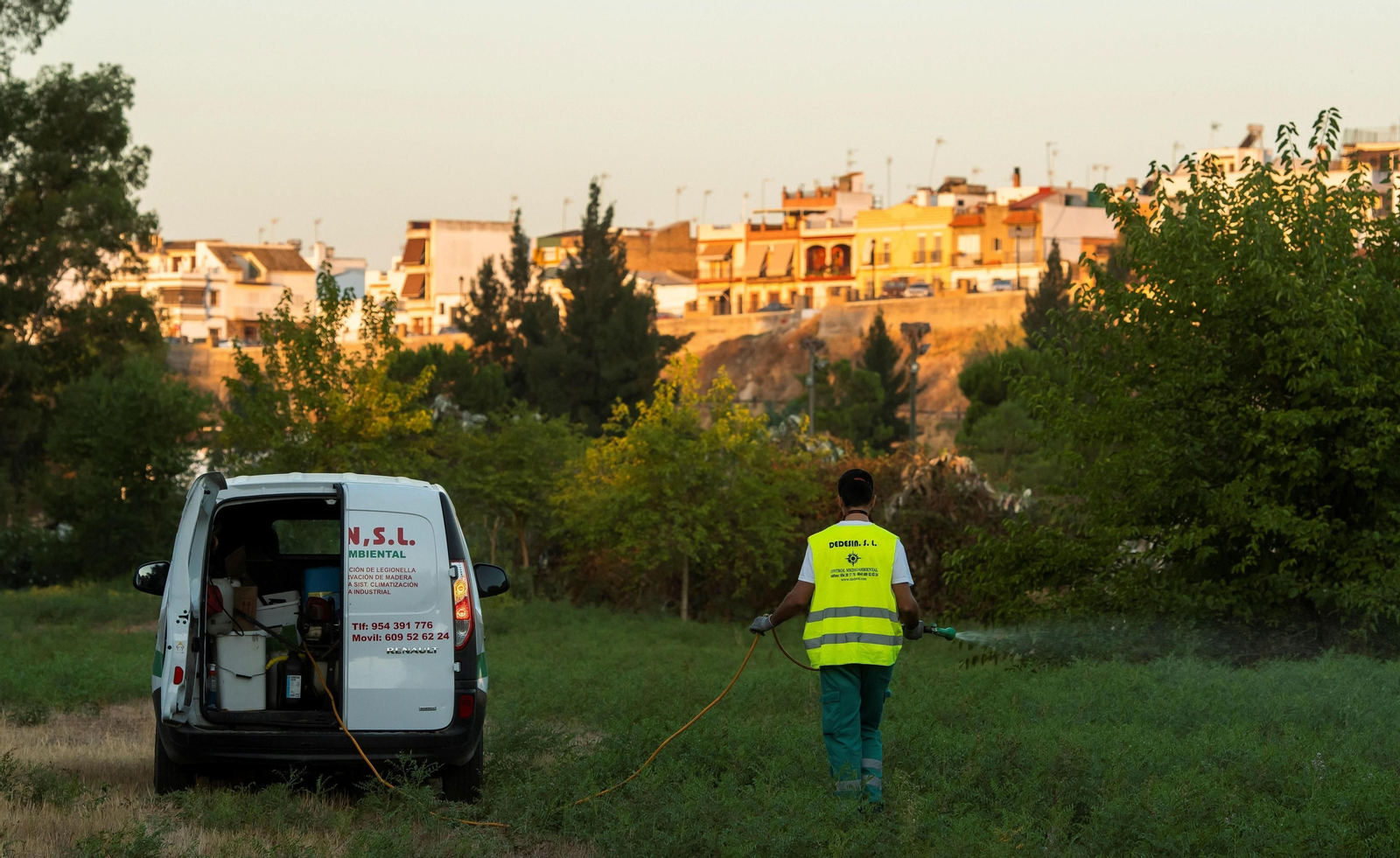 Un operario fumigando en el entorno de La Puebla del Río.