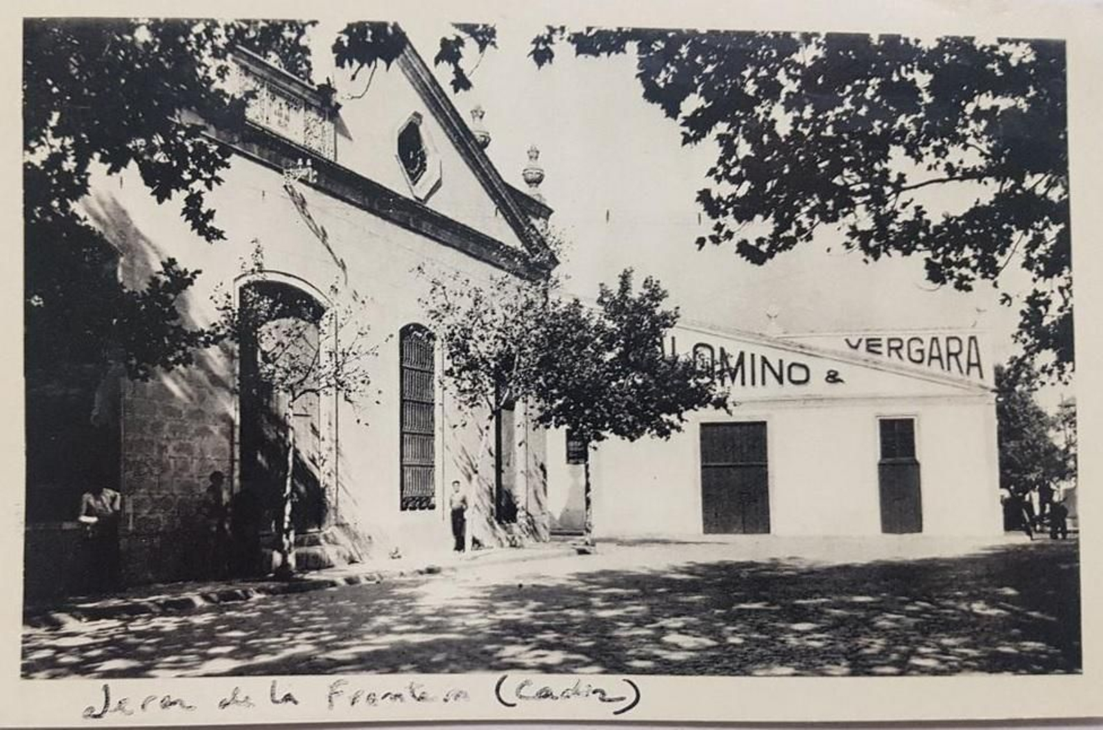 Exterior de las bodegas, en calle Ferrocarril.
