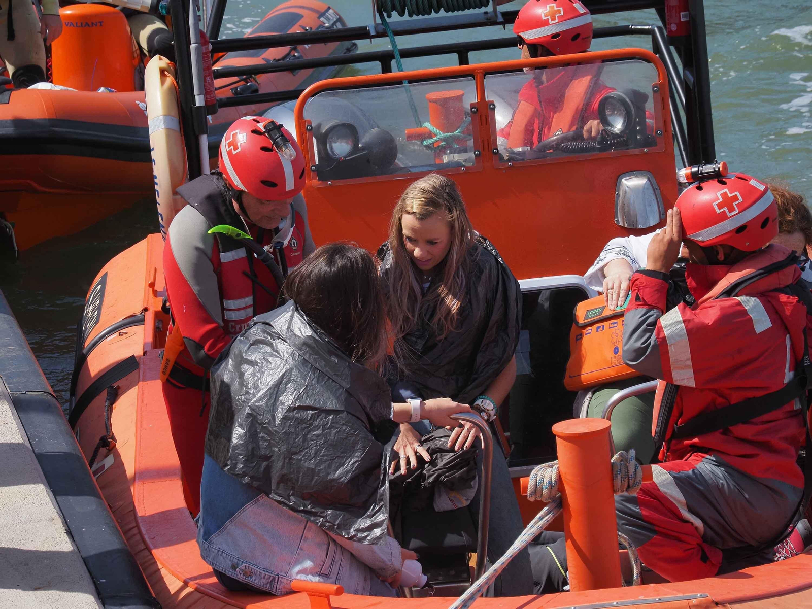 Las mejores imágenes del choque entre un ferry y un pesquero en medio del Guadiana
