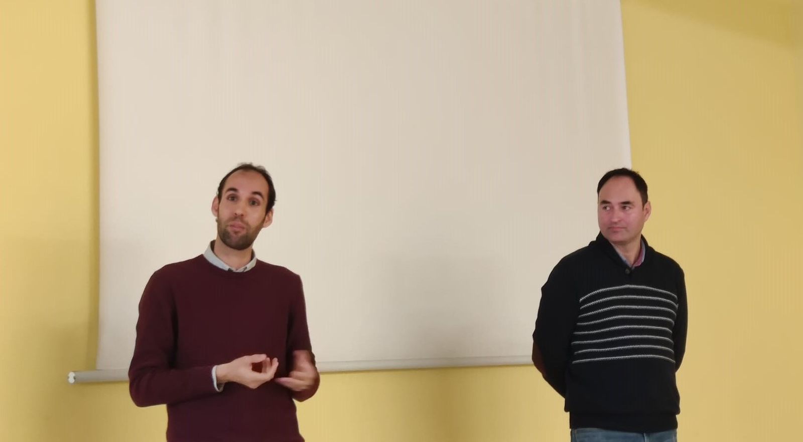 Alumnos de la Universidad de Huelca exponiendo sus ideas.