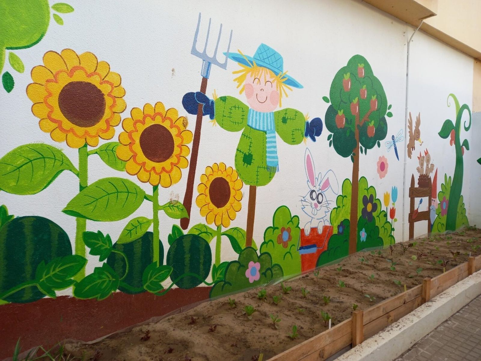 Uno de los murales del colegio de Puente Mayorga.