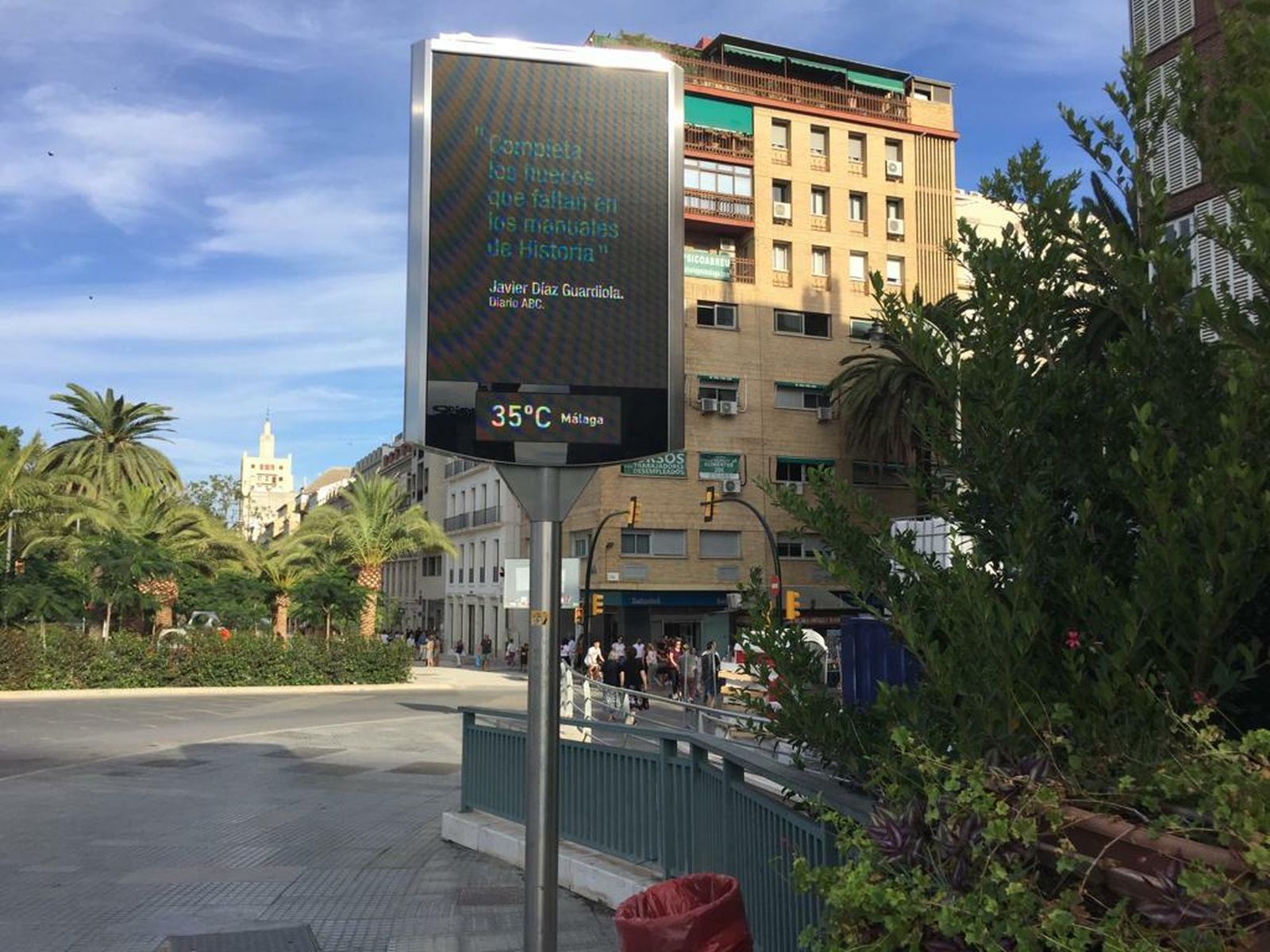 Un termómetro marca los 35 grados este martes junto a la Alameda Principal.