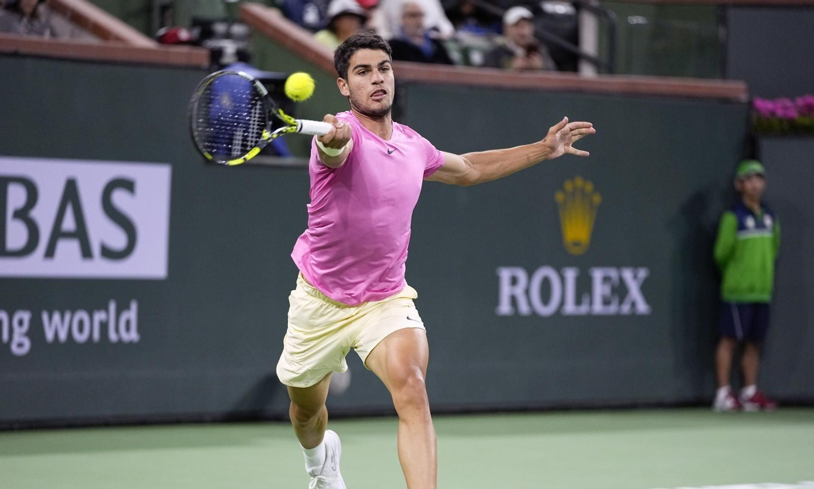 Alcaraz se estira para devolver una bola con Griekspoor.