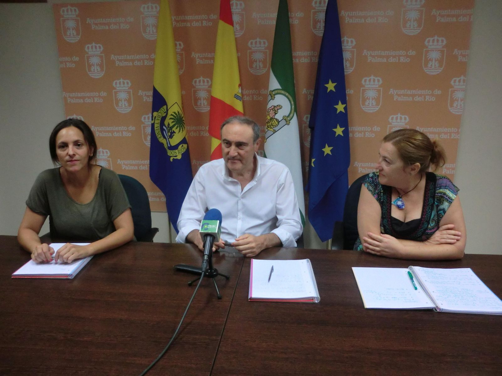 Ruiz Almenara, entre Auria María Expósito y Esperanza Caro de la Barrera.