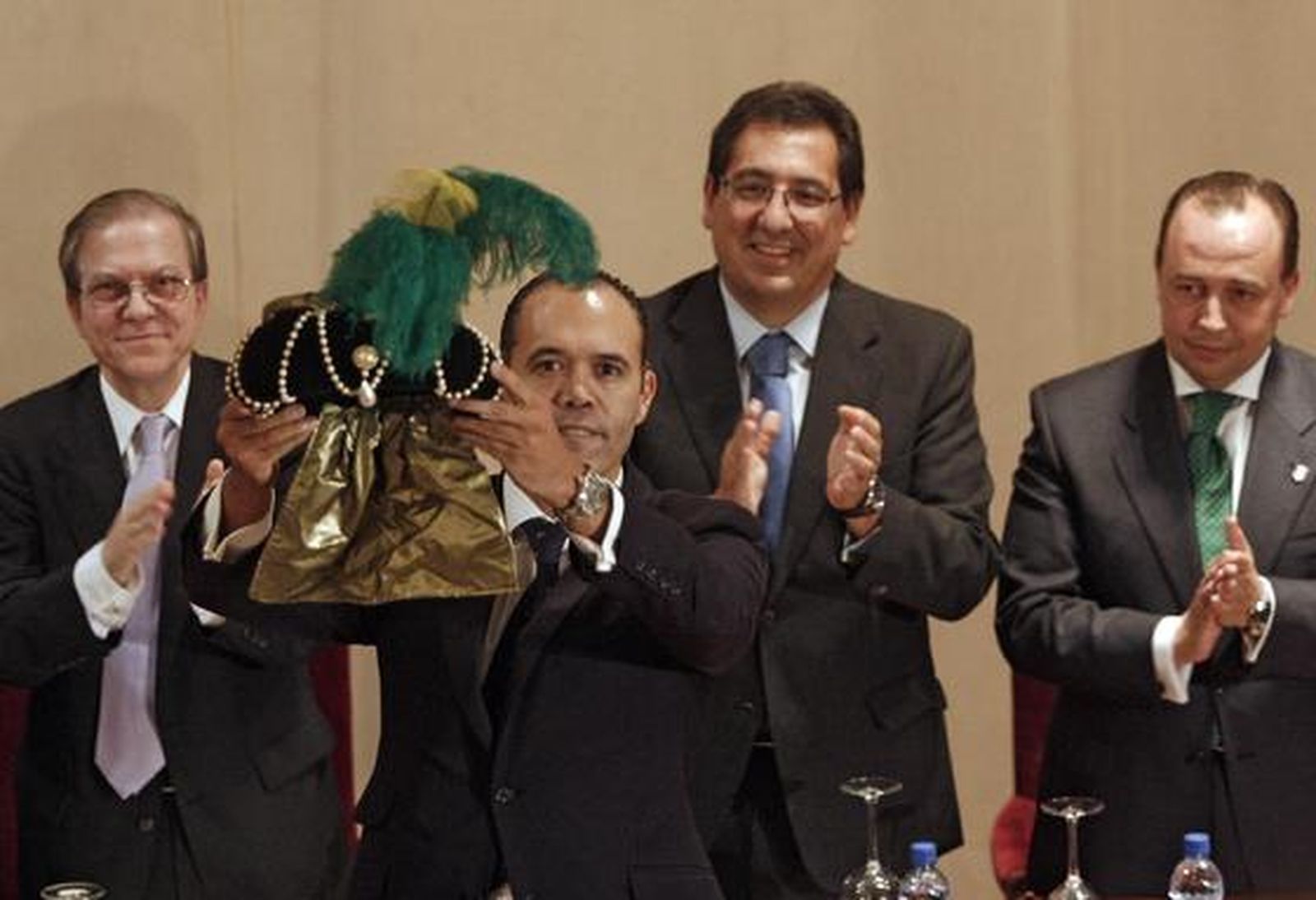 A los tres Reyes Magos los acompañarán Antonio Luque Ortega (Heraldo), Carmen de Bernardo Carrero (Palas Atenea), Miguel Cruz Giráldez (Mago de la Ilusión), José Domingo Pérez Gaviño (Gran Visir) y Belén Bellido Delgado (Estrella de la Ilusión).  

Foto: B. Vargas