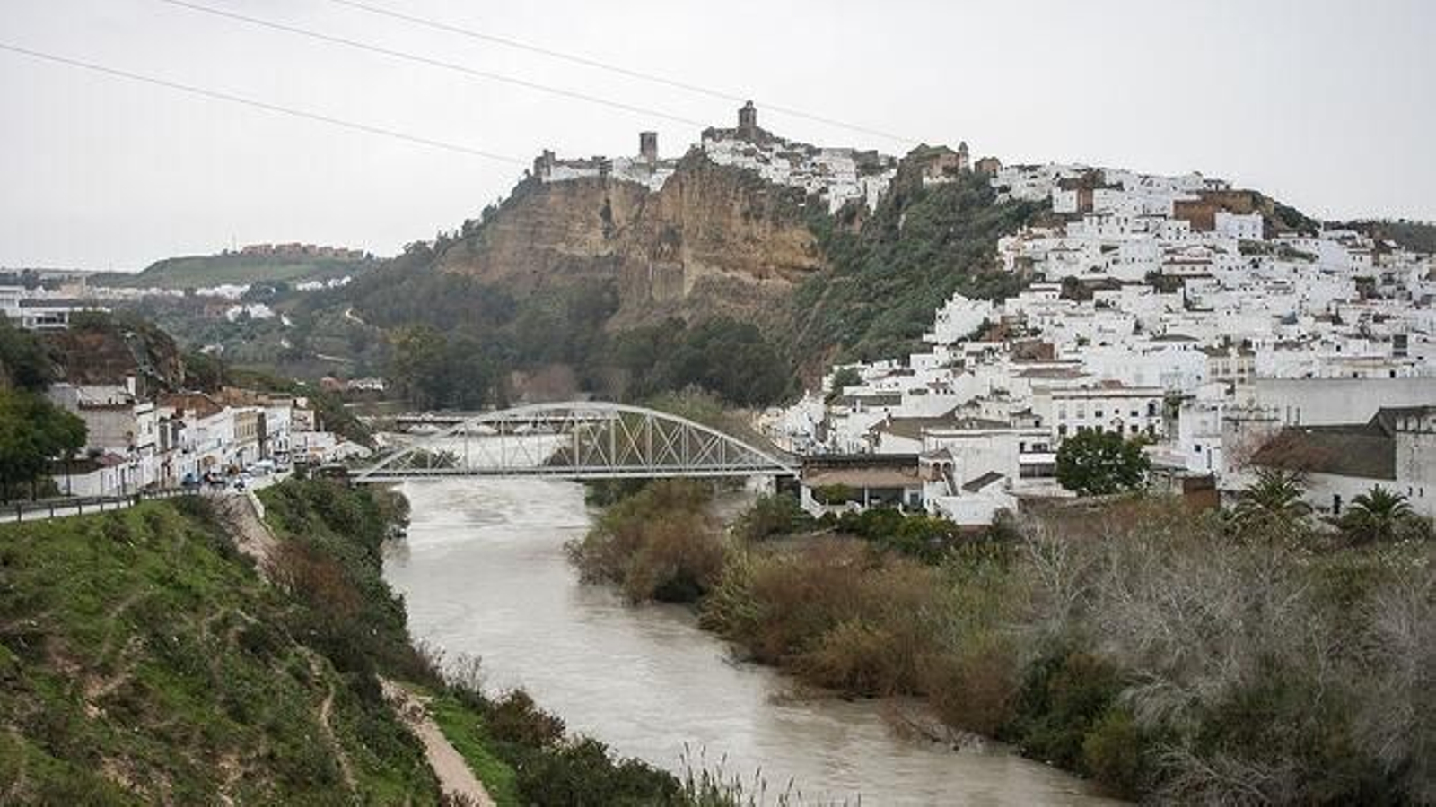 Arcos desde el la orilla del río Guadalete
