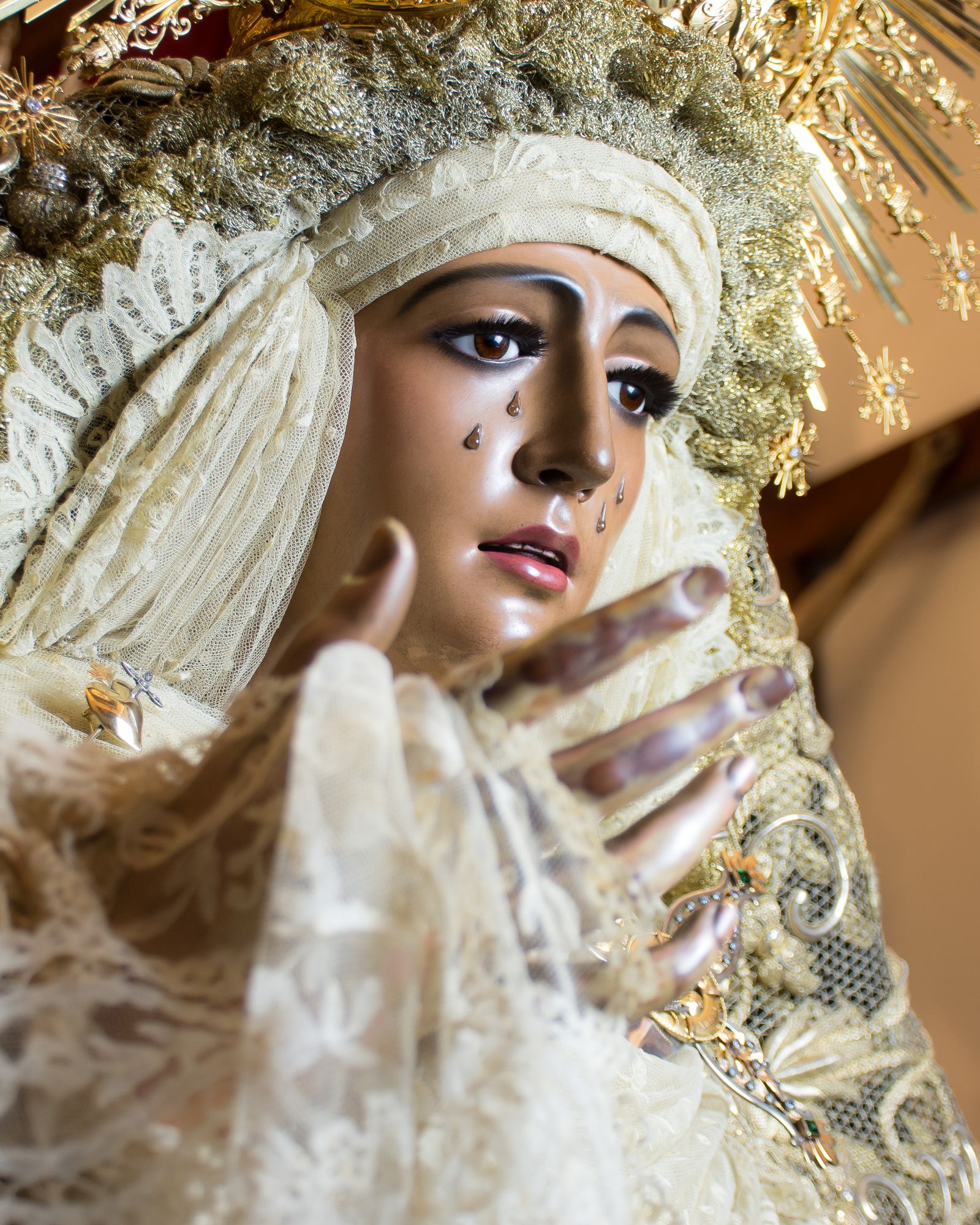 La Esperanza de Triana recibe a sus devotos expuesta en veneración