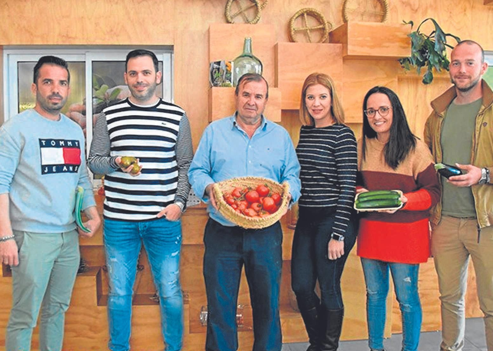 En el centro, José Montoya, con sus hijos Andrés y José Manuel, Rocío Guerrero, Pilar Rodríguez y Javier Úbeda, en las instalaciones de Campojoyma.