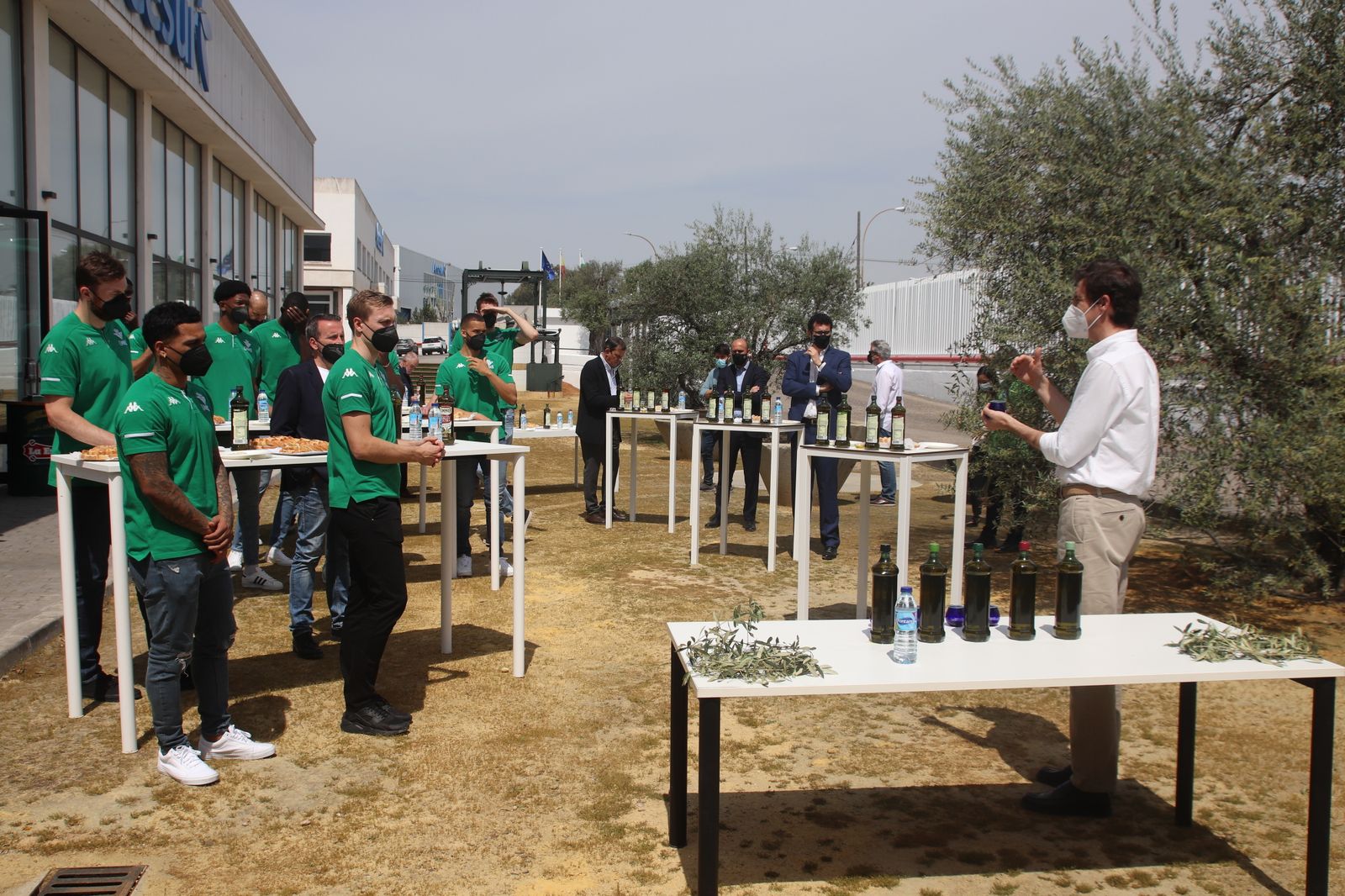 La plantilla escucha las indicaciones en la sede central de Acesur.