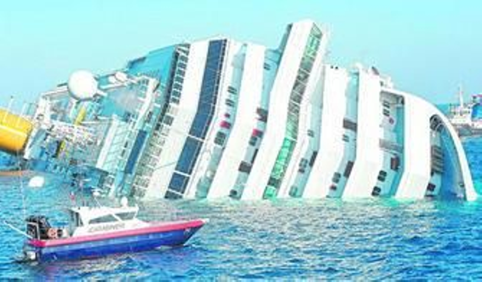 El crucero 'Costa Concordia', semihundido tras encallar ayer ante la costa de la isla italiana de Giglio.
