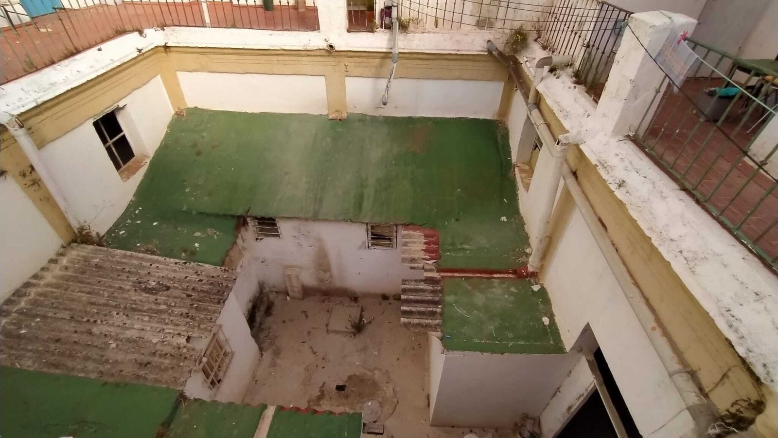 El patio Rodríguez Arias, donde vive la familia.