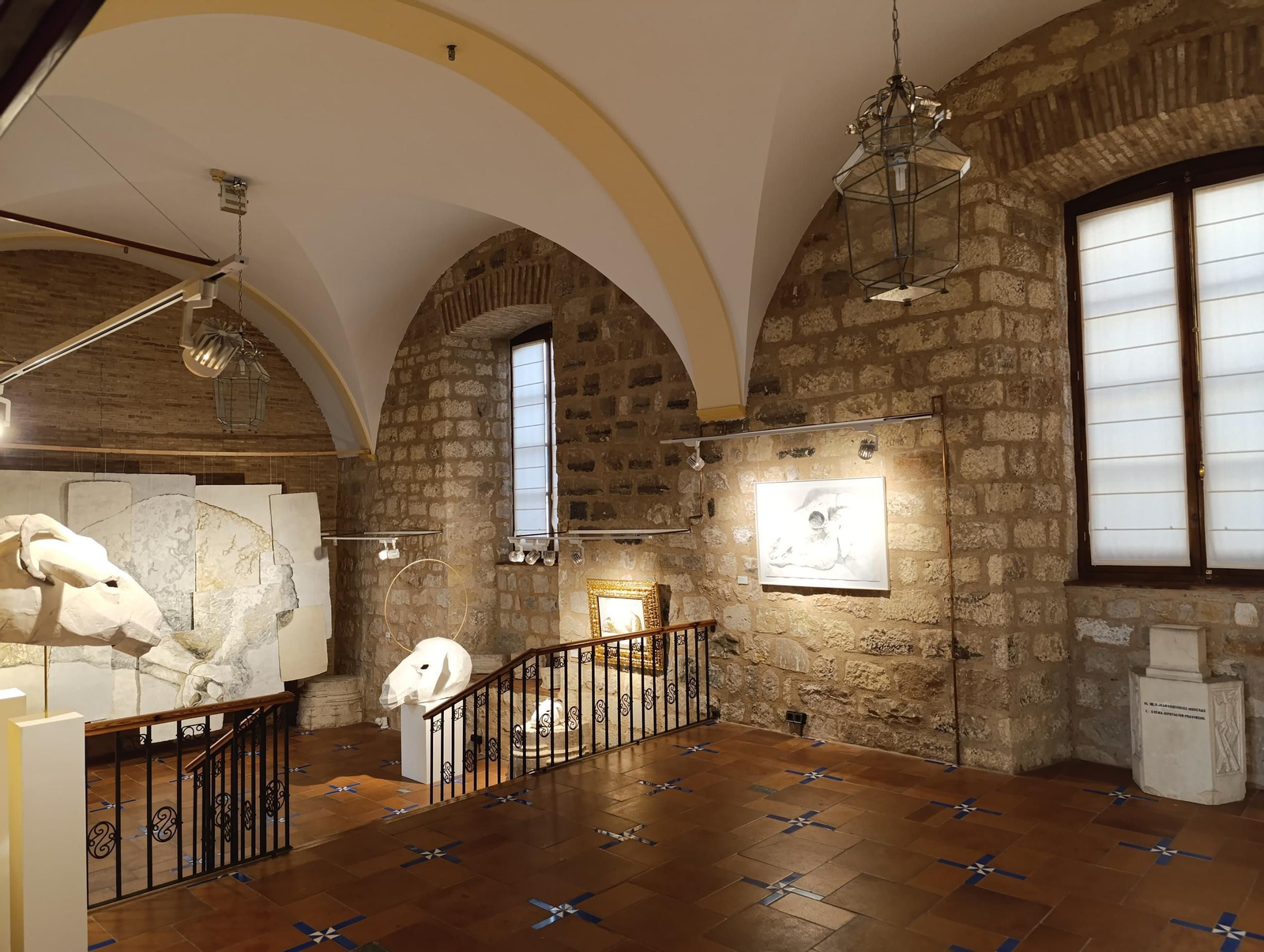 Máscaras, corderos y un retrato gigante del Papa Francisco: así es la impactante muestra ‘Et in Arcadia ego’ en Jaén