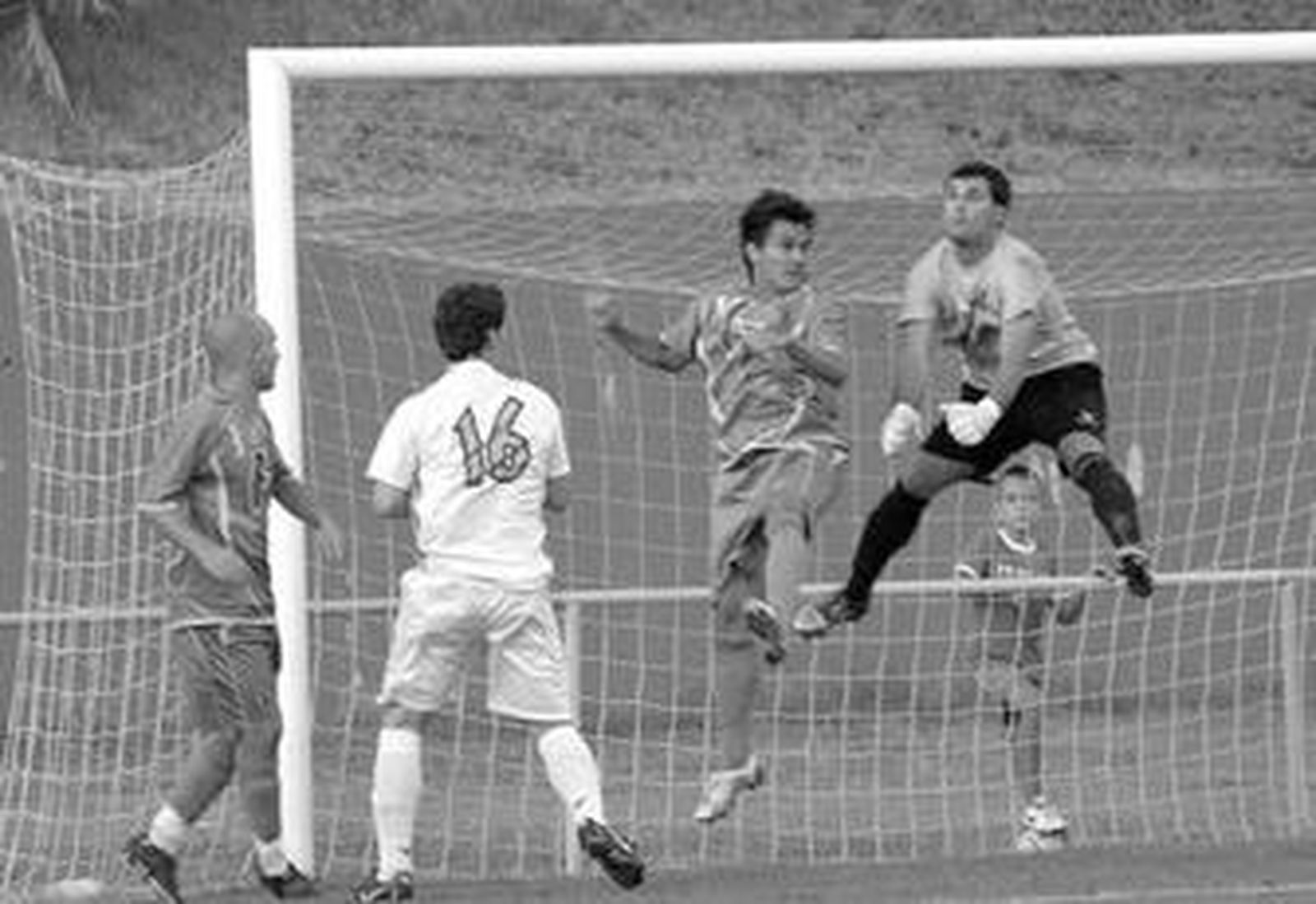 De derecha a izquierda, Vilches, Dani Marcos y Loriente, durante un partido.