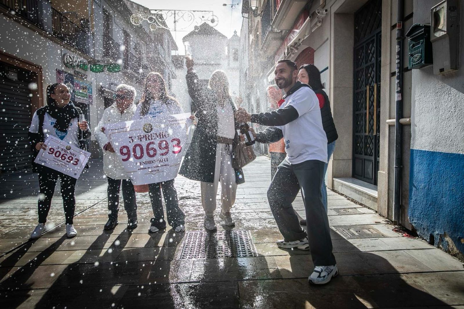 Las imágenes de la euforia en Santa Fe tras los 25 millones que deja la Lotería de Navidad