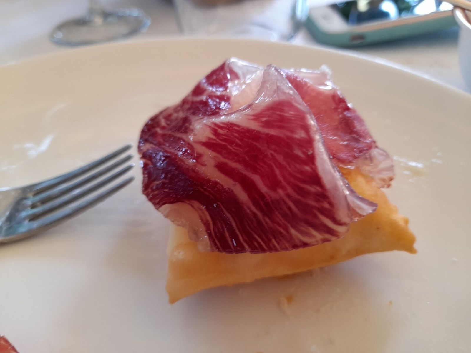 Una torta frita italiana con jamón de Parma, Andalucía e Italia se dan la mano