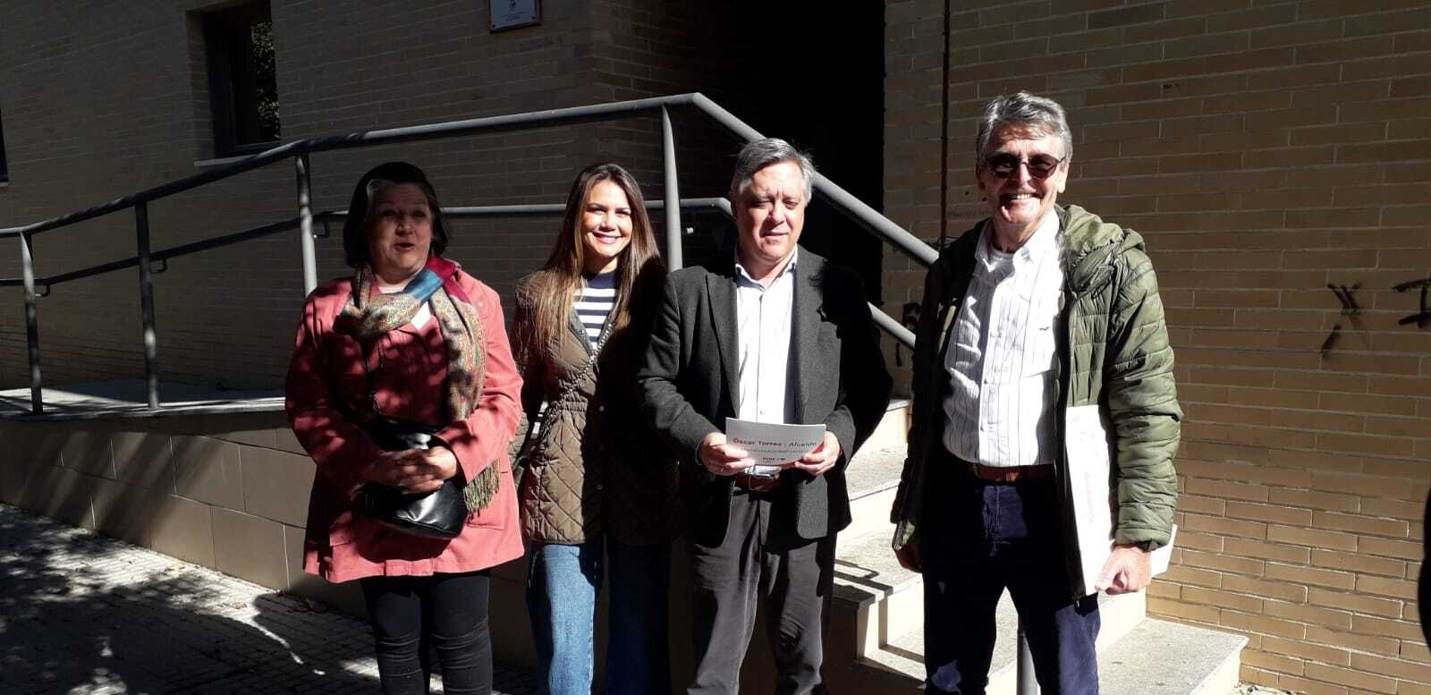 El candidato socialista a la Alcaldía de Cádiz, Óscar Torres, ante el centro de mayores cerrado de la avenida Marconi.