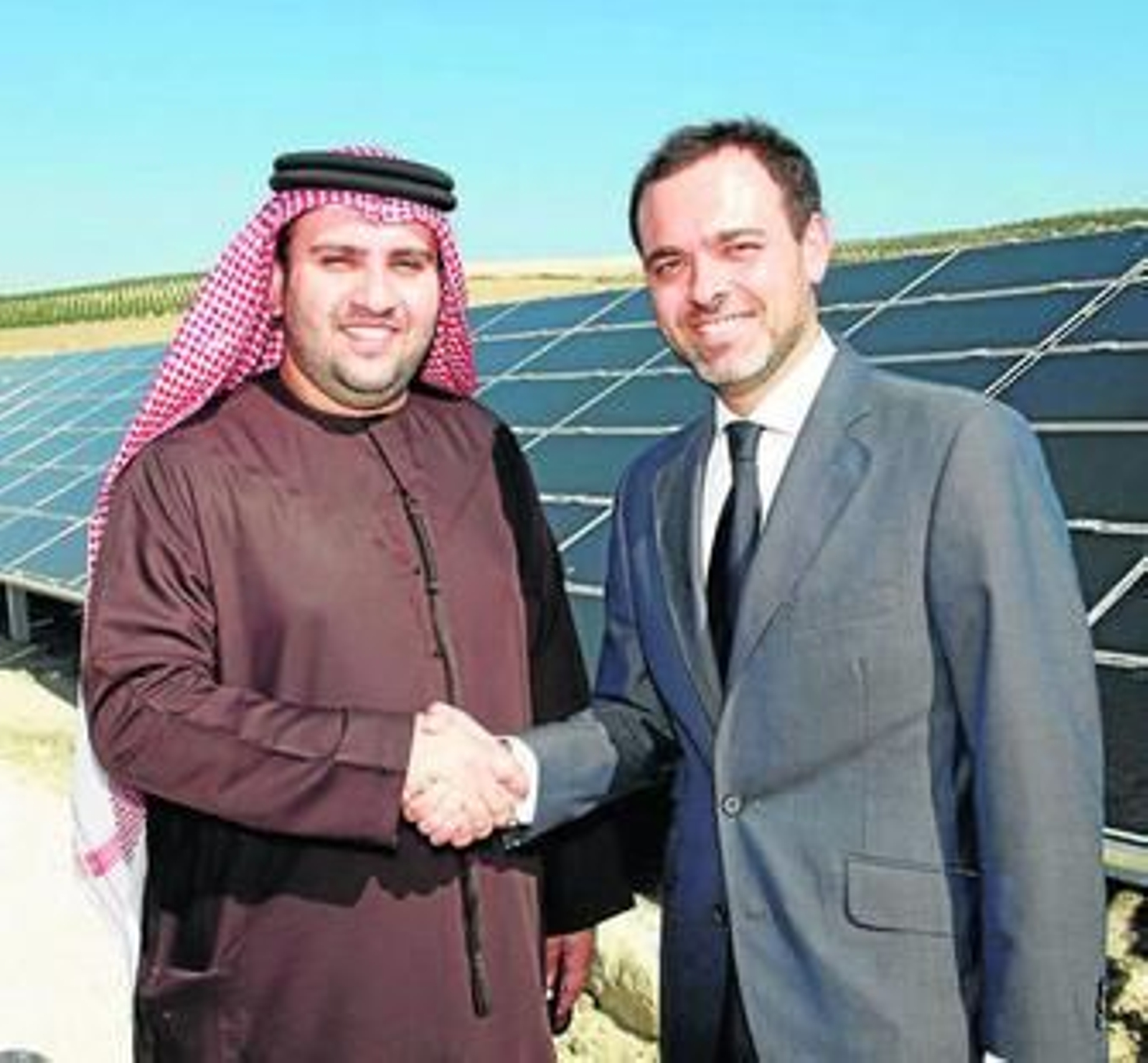 Sulaiman Al Fahim y José Antonio Valles, en el parque fotovoltaico de Miralbaida.