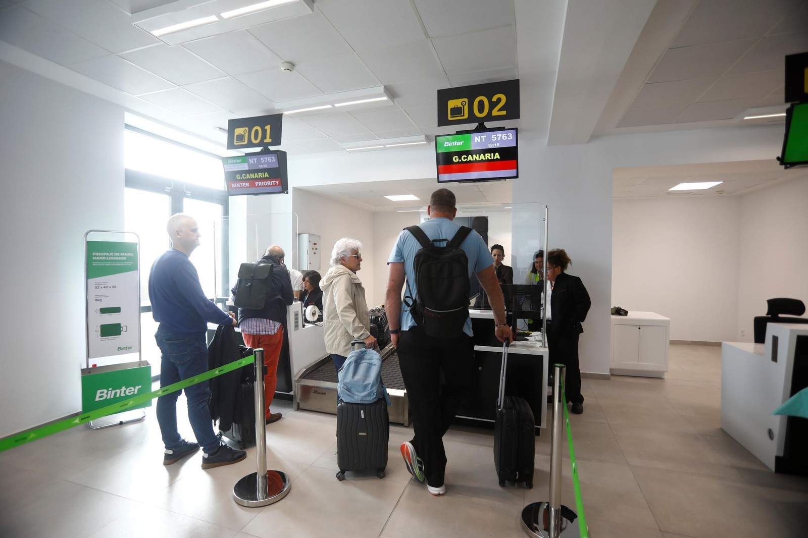 El aeropuerto de Córdoba recibe el primer vuelo de Binter desde Canarias, en imágenes