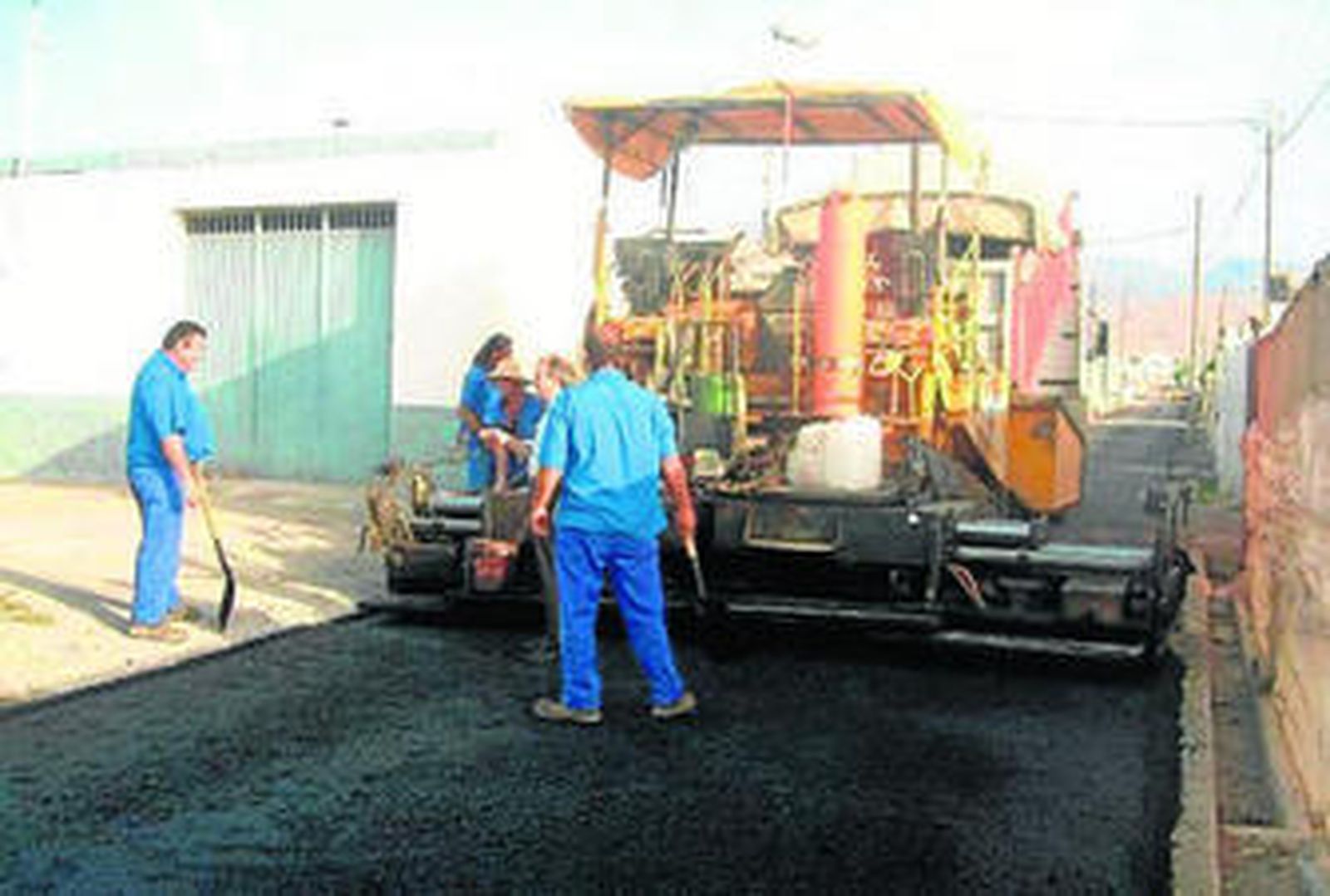 El asfaltado de caminos rurales es fundamental para mejorar la red viaria municipal.