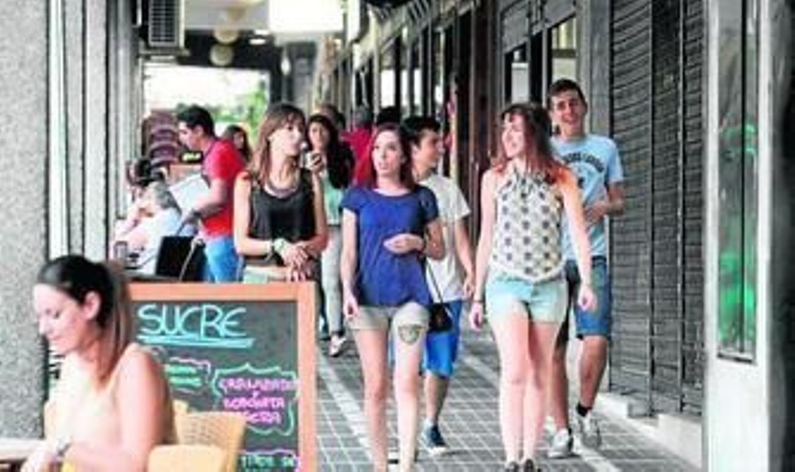 1. La estatua en homenaje a la dinastía de los Litri al comienzo de la Avenida Pablo Rada. 2. Restaurante en la esquina de la Plaza de la Soledad. 3. Terrazas de los bares de la Avenida Pablo Rada. 4. Jóvenes caminan por los soportales de la avenida. 5. Viandantes por la Plaza de La Palmera. 6. Quioscos que comercian con productos artesanos en una de las zonas de la avenida. 7. Jóvenes 'skaters' muestran sus habilidades sobre el patín en la Plaza de la Soledad.
