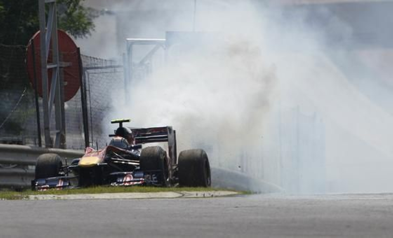 Fernando Alonso acaba segundo por detrás de Webber en el Gran Premio de Hungría. / Reuters