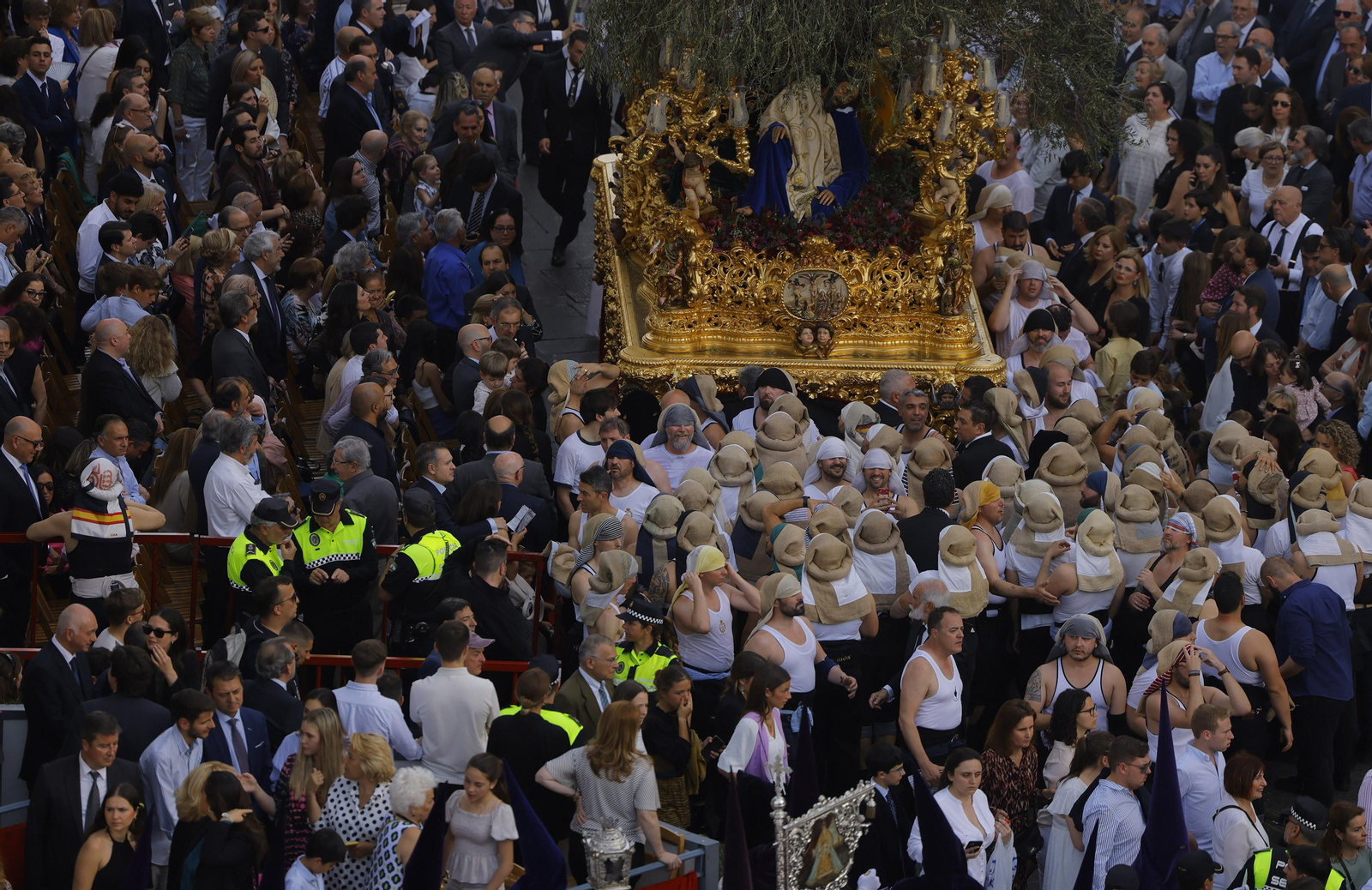 Las imágenes del Santo Entierro Grande, a su paso por la Plaza de San Francisco, en la Semana Santa de Sevilla 2023