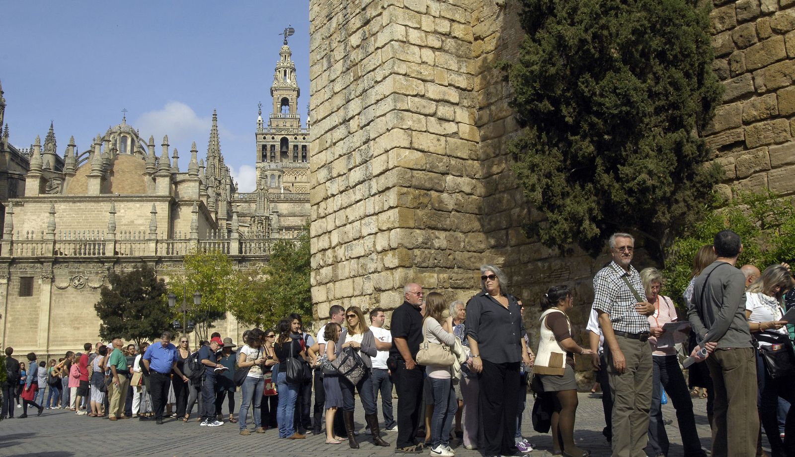 Turistas haciendo cola para entrar en el Alcázar.