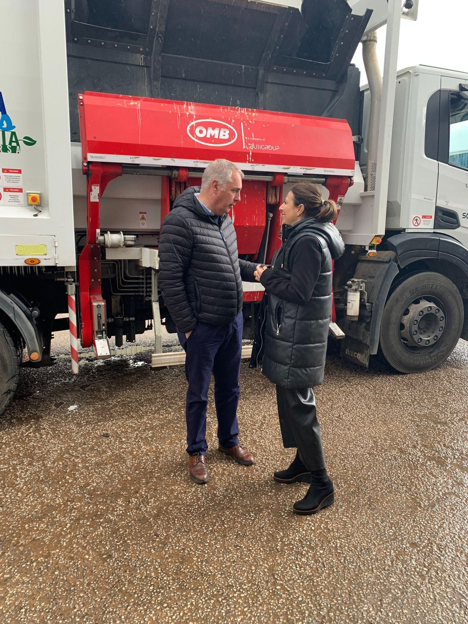 La alcaldesa de Ronda y el delegado de Soliarsa junto al nuevo camión de carga lateral.