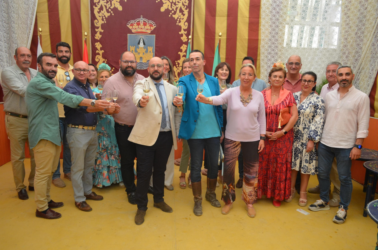 El alcalde Germán Beardo y los concejales de la Corporación, en la Caseta Municipal, este lunes de Feria.